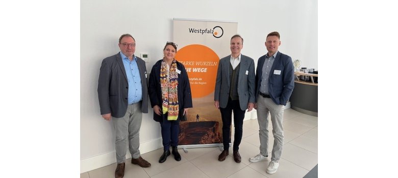 Bild mit Landrat Otto Rubly, Frau Pommer IHK, Wirtschaftsförder Herr Dr. Pongratz (KL) und Herr Dingert (Kusel)
