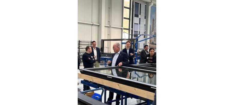 Geschäftsführer und Firmeninhaber Herr Groß erklärt den Gästen die Arbeitsschritte und die Produkte