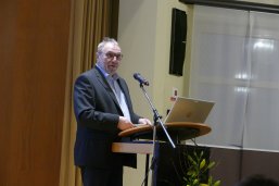 Bild mit Landrat Otto Rubly bei der Begrüßung des Business Meetings am 04.02.2025