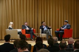 Bild mit Kira Keßler vom Projekt Smart City, Otto Rubly, Stefan Weber vom Veldenz Gymnasium Lauterecken und Moderator Dr. Verlage