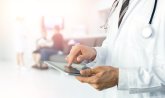 Smart health care internet of things and hospital automation man Bild Medizin und Soziales