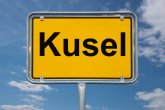 Wegweiser | signpost Bild Ortsschild Kusel